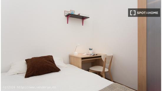 Habitación acogedora con estantería en un apartamento de 6 dormitorios, Eixample - BARCELONA