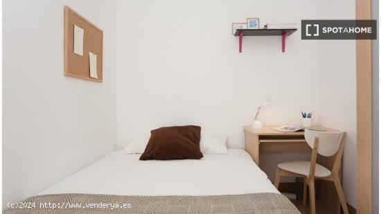 Habitación acogedora con estantería en un apartamento de 6 dormitorios, Eixample - BARCELONA