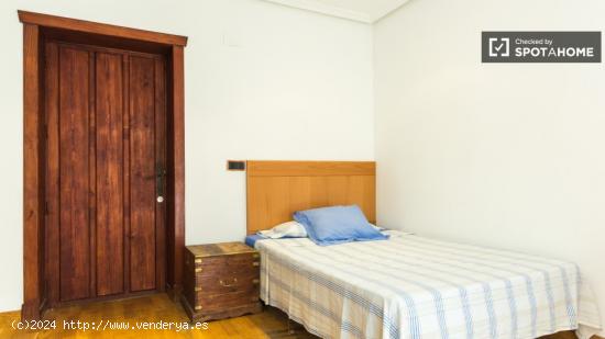 Habitación luminosa en apartamento de 11 dormitorios con cómoda, Malasaña - MADRID