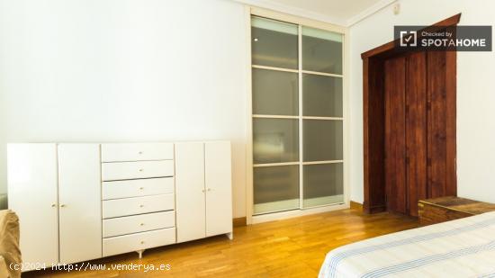 Habitación luminosa en apartamento de 11 dormitorios con cómoda, Malasaña - MADRID