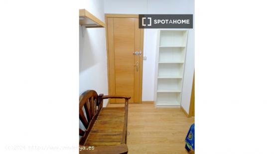 Habitación amueblada con armario empotrado en un apartamento de 11 dormitorios, Malasaña - MADRID