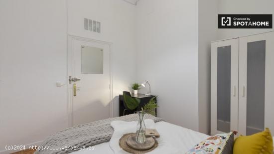 Acogedora habitación con calefacción en piso compartido, Puerta del Sol - MADRID