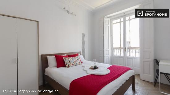 Amplia habitación con escritorio en piso compartido, Puerta del Sol - MADRID