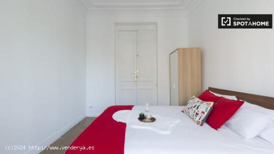 Amplia habitación con escritorio en piso compartido, Puerta del Sol - MADRID