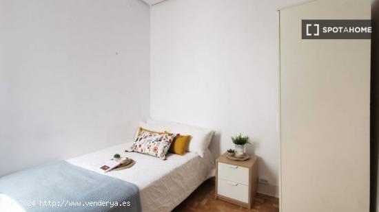 Habitación amueblada con llave independiente en piso compartido, Latina - MADRID