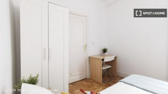 Habitación amueblada con llave independiente en piso compartido, Latina - MADRID