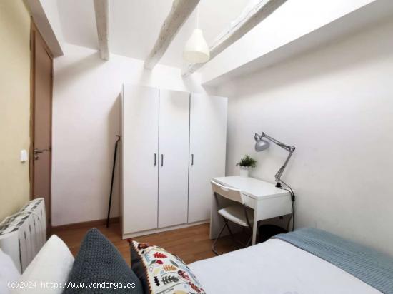  Habitación acogedora con escritorio en el departamento compartido, Puerta del Sol - MADRID 