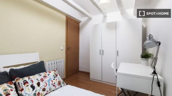 Habitación acogedora con escritorio en el departamento compartido, Puerta del Sol - MADRID