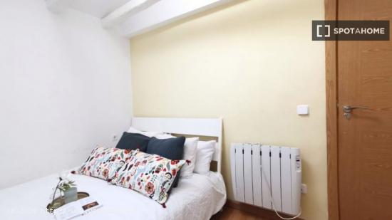 Habitación acogedora con escritorio en el departamento compartido, Puerta del Sol - MADRID