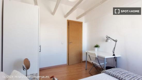 Acogedora habitación con calefacción en piso compartido, Puerta del Sol - MADRID