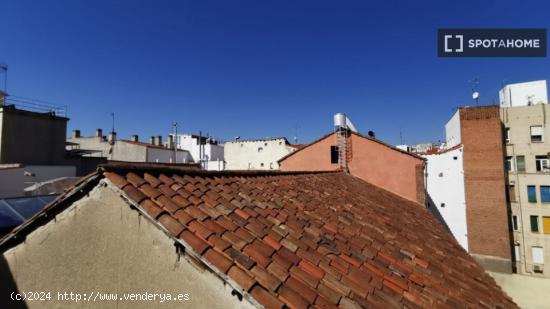 Acogedora habitación con calefacción en piso compartido, Puerta del Sol - MADRID