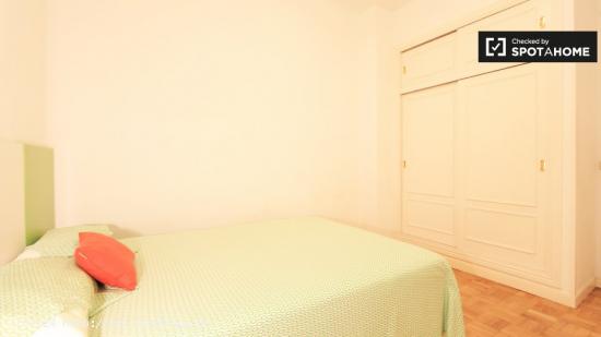 Habitación amueblada en apartamento de 4 dormitorios en Almagro y Trafalgar. - MADRID