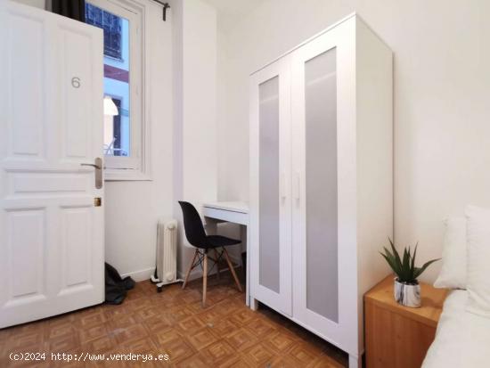  Acogedora habitación con calefacción en piso compartido, Puerta del Sol - MADRID 