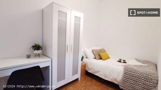 Acogedora habitación con calefacción en piso compartido, Puerta del Sol - MADRID