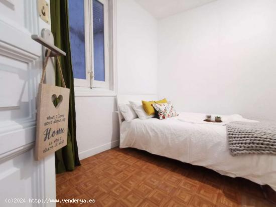  Amplia habitación con escritorio en el departamento compartido, Puerta del Sol - MADRID 