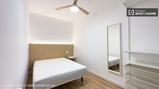 Habitación equipada con escritorio en un apartamento de 5 dormitorios, El Raval - BARCELONA