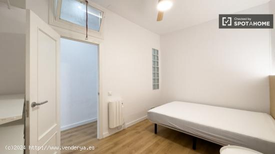 Habitación acogedora con cómoda en un apartamento de 5 dormitorios, El Raval - BARCELONA