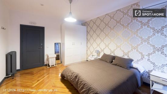 Habitación histórica con escritorio en un apartamento de 14 habitaciones, Puerta del Sol - MADRID