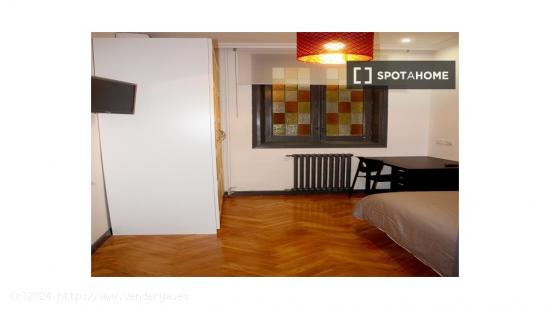 Acogedora habitación con escritorio en el departamento compartido, Puerta del Sol - MADRID