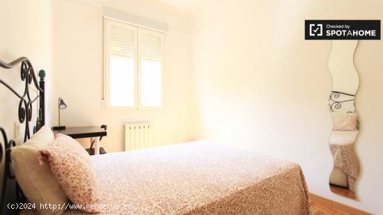 Encantadora habitación en apartamento de 4 dormitorios en Almagro y Trafalgar - MADRID