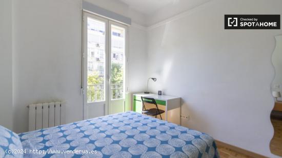 Habitación luminosa en apartamento de 4 dormitorios en Almagro y Trafalgar. - MADRID