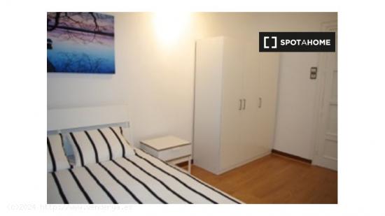 Habitación soleada con escritorio en piso compartido, Latina - MADRID