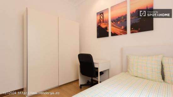 Habitación decorada con cómoda en piso compartido, Latina - MADRID