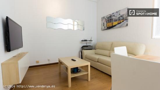 Habitación decorada con cómoda en piso compartido, Latina - MADRID