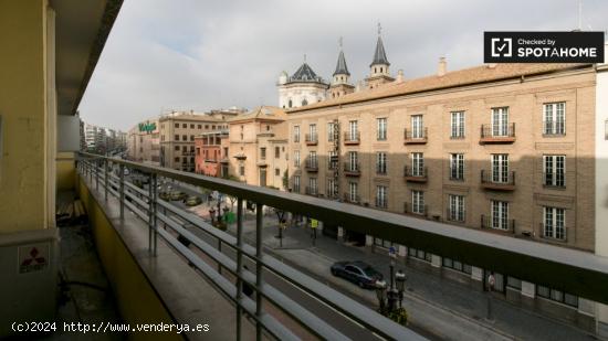 Amplia habitación con balcón en piso compartido, Realejo - GRANADA