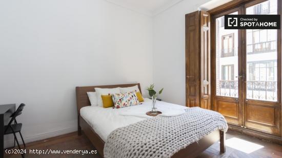 Habitación soleada con escritorio en un apartamento de 11 habitaciones, Puerta del Sol - MADRID