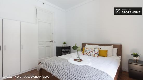 Habitación soleada con escritorio en un apartamento de 11 habitaciones, Puerta del Sol - MADRID