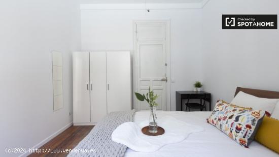 Habitación soleada con escritorio en un apartamento de 11 habitaciones, Puerta del Sol - MADRID