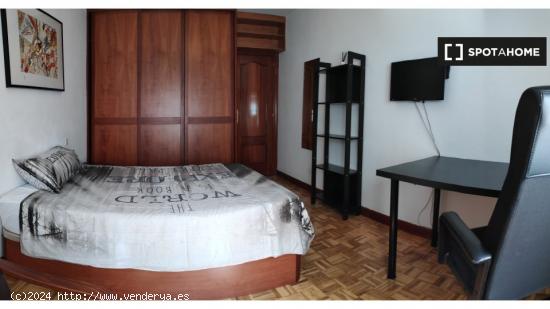 Habitación soleada con amplio espacio de almacenaje en piso compartido, Retiro. - MADRID