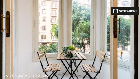 Habitación decorada con ventana en el apartamento compartido, El Born - BARCELONA