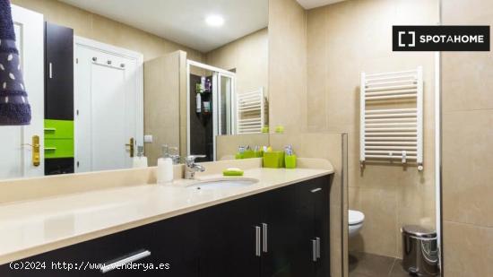 Habitación luminosa con A / C en apartamento de 6 dormitorios, Argüelles - MADRID