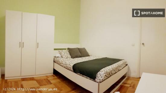 Habitación amueblada con llave independiente en piso compartido, Puerta del Sol - MADRID