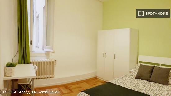 Habitación amueblada con llave independiente en piso compartido, Puerta del Sol - MADRID