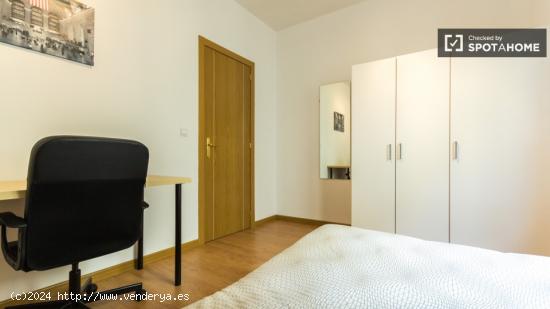 Relajante habitación con calefacción en piso compartido, Latina - MADRID