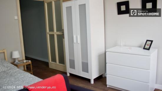 Habitación acogedora con armario independiente en el apartamento compartido, Extramurs - VALENCIA