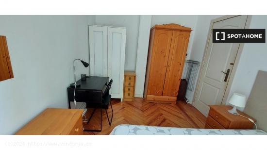 Habitación ordenada en apartamento de 4 dormitorios en Almagro y Trafalgar - MADRID