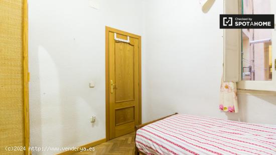 Habitación equipada con armario independiente en apartamento de 4 dormitorios, Salamanca - MADRID