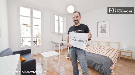 Habitación amueblada con armario independiente en el apartamento de 5 dormitorios, Quatre Carreres.