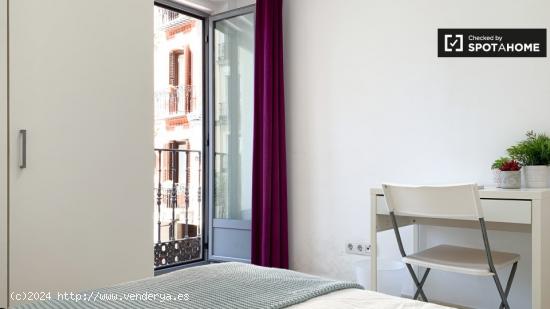 Luminosa habitación con calefacción en piso compartido, Puerta del Sol - MADRID