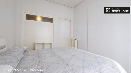 Habitación luminosa con llave independiente en el apartamento compartido, Puerta del Sol - MADRID