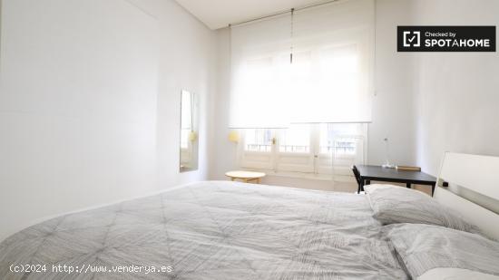 Habitación luminosa con llave independiente en el apartamento compartido, Puerta del Sol - MADRID