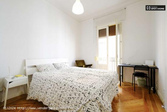  Habitación amueblada con ventana con vista a la calle en piso compartido, Puerta del Sol - MADRID 