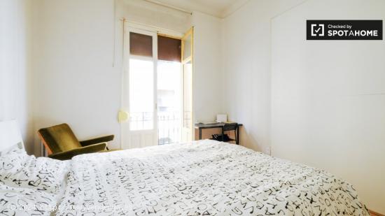 Habitación amueblada con ventana con vista a la calle en piso compartido, Puerta del Sol - MADRID