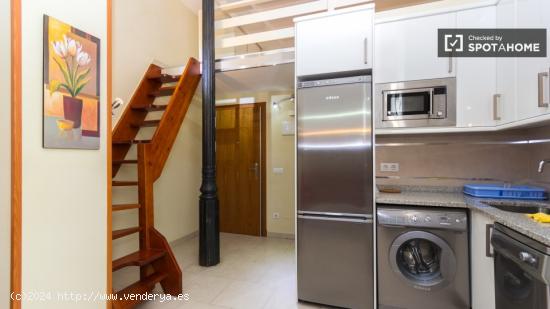 Elegante estudio con lofted con aire acondicionado y baño en alquiler en el centro de Madrid, cerca