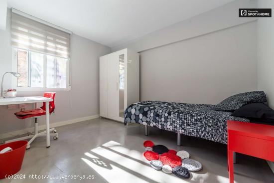  Habitación luminosa con escritorio en piso compartido, Poblats Maritim - VALENCIA 