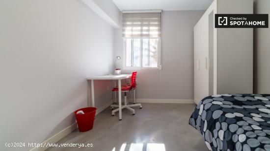 Habitación luminosa con escritorio en piso compartido, Poblats Maritim - VALENCIA